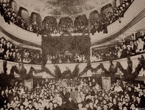 The audience of the Płock Town Theater during the Makabi sports shows, Płock, 1915 (source: Yizkor Book, Plotzk - A History of an Ancient Jewish Community in Poland, published by Eliyahu Eisenberg, "Hamenora" Publishing House, Tel Aviv 1967)
